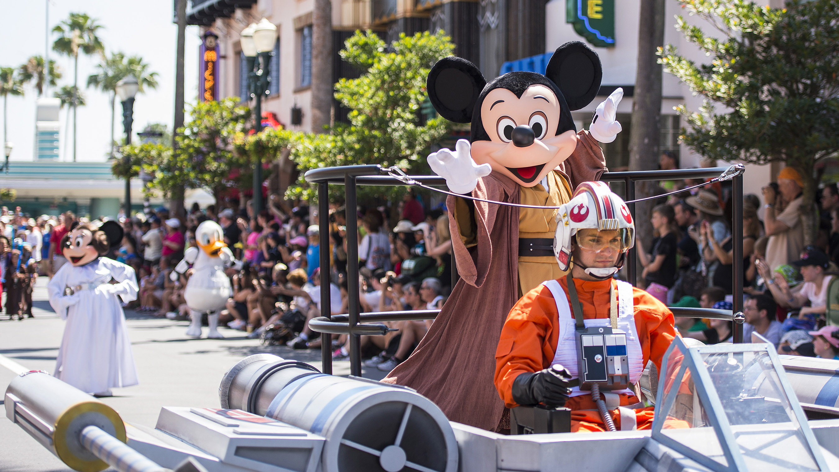 Where Disney Hollywood Studio amusement park exist?