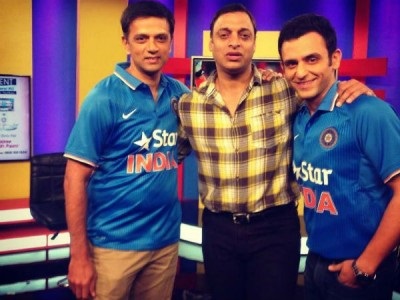 Who is the another cricketer with Rahul Dravid in the picture?