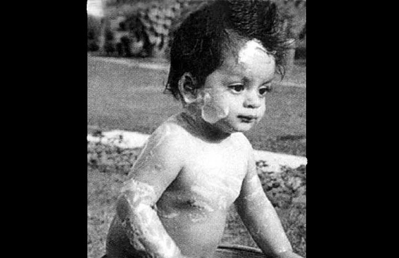 Which celebrity's childhood pic is this?
