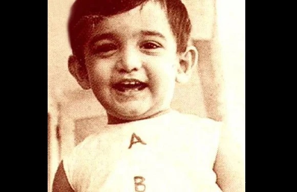 Which celebrity's childhood pic is this? 