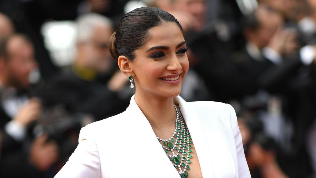 In which movie Sonam Kapoor did play the role of Flight Crew Member?
