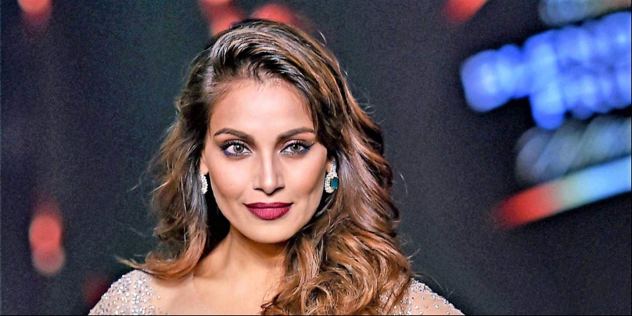 Name the actor who had a fling with Bipasha Basu and is 42 years old now, but still unmarried.