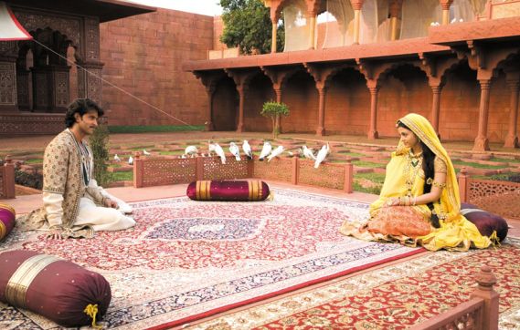 Which movie was shot at the â€˜Amer Fort' of Jaipur ?