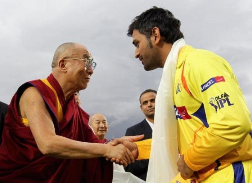 Who is sahring picture with Dhoni?